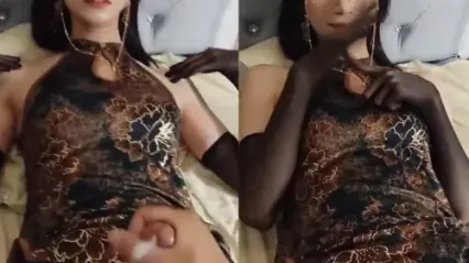TS气质美人 眼镜旗袍黑丝极品小男娘，小鸡巴被上下套弄撸管榨精的娇羞的眼神真让人欲罢不能 封面