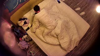 真实主题酒店纯上帝视角偸拍一对戴着眼镜的学生小情侣开房造爱，年轻人玩的挺花花呀，还开发屁眼儿 封面