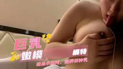 极品微胖小坦克美女模特大尺度直播自慰诱惑 听从观众指令 手指狂揉巨乳大奶 展露肥美下体抠弄骚穴 封面