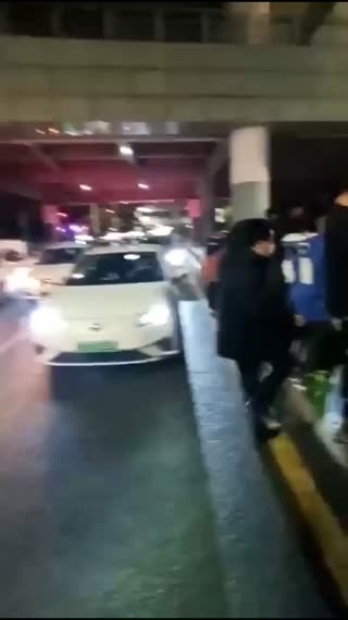 热门事件，深圳北站西广场，野战用力过猛，女孩从天桥上掉下去 封面