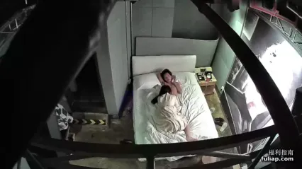 特色主题宾馆闷骚型长发美少女嫩妹主动挑逗睡梦中的男友 封面
