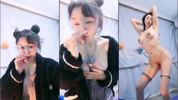 极品呆萌哪咤小少妇,丝袜情趣露脸诱惑,在狼友的礼物攻势下敞亮脱光,淫声荡语听指挥各种展示骚穴揉骚奶子 封面