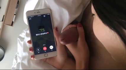 边帮男人口交边打电话撩其他男人，真是饥渴小母狗 就该床上好好用鸡巴爆操抽插好好调教好 封面