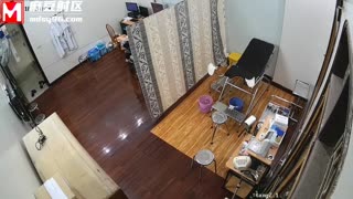 私人妇科诊所男医生偷情女患者，内射后害怕在检查一遍BB 封面