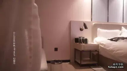 大屌中年老哥酒店约骚女一来就坐在身上调情妹子很耐操整根插入 张开双腿暴力深插 封面