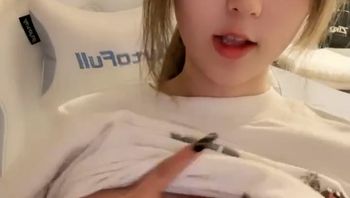 甜美少女！邻家妹妹型！说话嗲嗲，撩起衣服看奶子，坐在地上揉搓骚穴，娇喘呻吟喊爸爸 封面