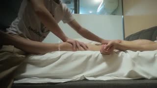 顶级泄密 极品反差眼镜妹背著男友做异性SPA 封面