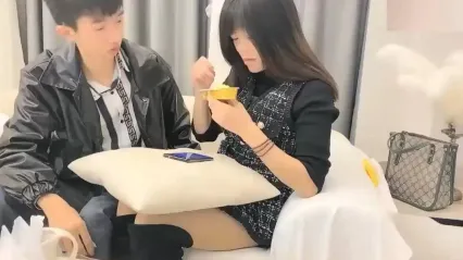 极品探花 小学老师背着老公见网友 酒店被强扒衣服爆操 无套内射带着精液回家 封面