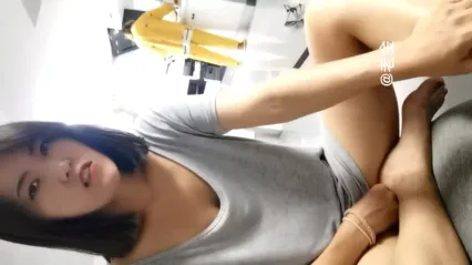 东北少妇在公公儿子女儿面前自慰，儿媳在家带着跳弹勾引公公乱伦 封面