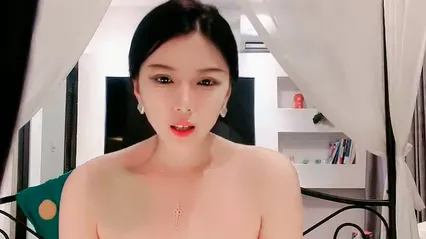 极品美女车模下海！9分颜值床上非常骚！主动骑乘位猛坐，腰上还贴着膏药，操的骚穴淫水直流 封面