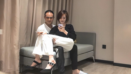 约操短发极品女神，肤白貌美魔鬼身材，沙发上爆操射了满满一个套子 封面