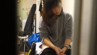 《偷窥真实造爱现场》窗户缝中偷拍邻居同居小情侣啪啪啪美女很会玩 封面