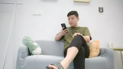 91沉先生深夜170CM花臂纹身美女，腰细胸大修美腿，情趣趣开档丝袜深喉喉大屌，后入一下下撞击骑乘自己动 封面