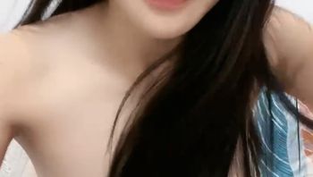 淫娃女友黑丝情趣全程露脸跟狼友发骚互动，主动扒下男友的裤衩舔弄大鸡巴吸蛋蛋，激情上位干了真的又草假的 封面