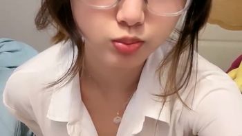 清纯系天花板！极品尤物美少女！黑框眼镜卡哇伊，难得收费房，脱光光掰嫩穴，背身极品美臀 封面