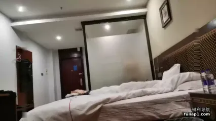 皮衣极品美乳外围屁股垫上枕头拨开内裤舔 抓着奶子后入猛顶 封面