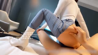 爆肏开档牛仔裤端庄人妻，翘起老高的屁股，说是这样后入小穴特别舒服！极度淫骚疯狂榨精 封面