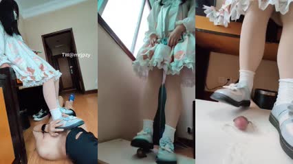 白丝小萝莉踩踏足交 直接玉足出来保养液 足控爱好者必看！ 封面