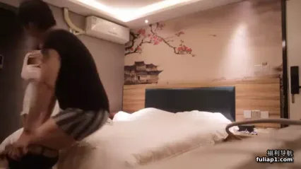 主题酒店约操大波浪外围小姐姐 按着头深喉插嘴射在嘴里 封面