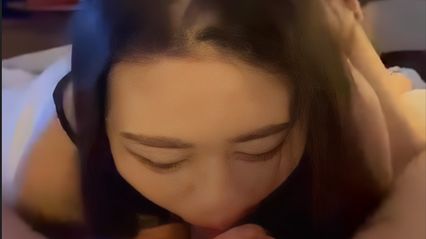 骚货美女觉得空虚寂寞找了小鲜肉男宠，3P性爱 边被后入粗暴抽插边口交大鸡巴 体验极致高潮快感 封面