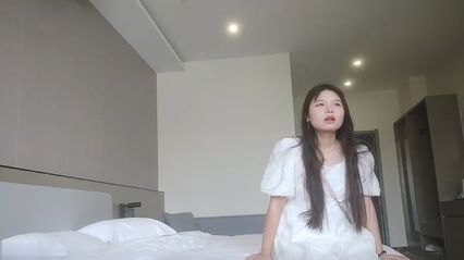 老王探花 2000元网约四川美女大学生，清纯可爱 后入太紧搞得她面目狰狞 猛烈抽插这粉逼 很怕把她给草坏了 封面