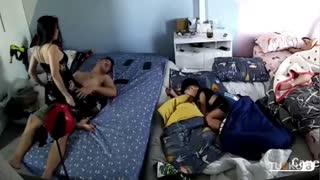 男子睡梦中被老婆强上被榨干起不来了孩子丈母娘都旁边睡觉 封面