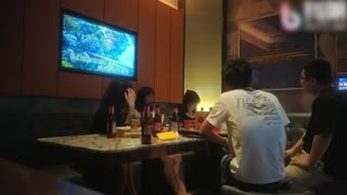 太刺激了！3对夫妇KTV包厢现场脱下裤子口爆，3对3共同开火疯狂操逼 封面