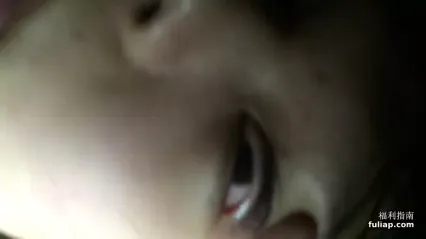 经典MJ推荐广东某电子厂上班的93年妹子李馨死猪般躺床上被男友迷玩翻眼流出 封面