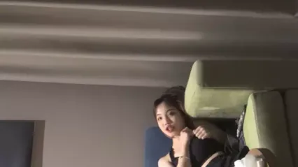 白富美00后小嫩妹 酒吧搭讪酒店开房 粉乳翘臀 极致诱惑坠入爱河百依百顺 封面