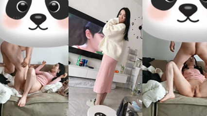 神在麻将馆打麻将勾搭上的少妇 她老公不在去她家里操她的无毛小嫩B开发她的屁眼 封面