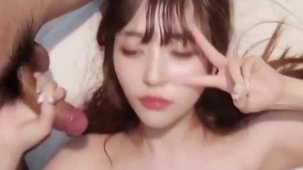 日本参加多人淫趴小母狗，群P混战 一女被多位男人抽插 小穴都充满着白浆了 封面