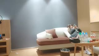 沈先森嫖娼大师带你找外围，同时来两妹子留下清纯嫩妹，摸逼舔屌深喉插嘴骑乘后入，操的很爽浴缸洗澡 封面