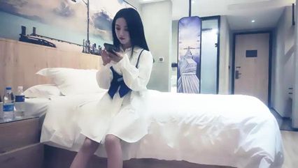 外围妹子蓝发小姐姐，按在床上舌吻调情洗完澡开操，口交上位骑乘翘起屁股后入猛操 封面