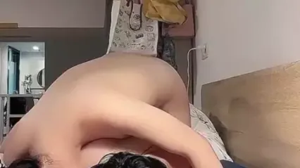 吊钟奶美少妇 上来就投喂猛亲强行让舔逼 扒下内裤主动上位骑乘 大奶子哗哗 完事还不过瘾 封面