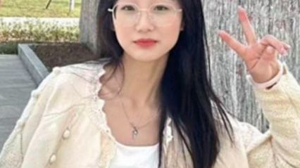 湖北科技学院女神 霍西梅 兼职做外围视频曝光 眼镜妹沙发上位骑乘式插入鸡巴扭动美臀 被抽插到呻吟娇喘 因活太好全网疯传 封面