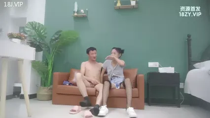 漂亮萝莉 身材娇小很可爱的萌妹子小穴抠的受不了求操 在沙发被忽悠无套输出 封面