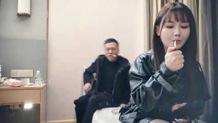 极品颜值，罕见美乳，近景掰穴口交，高冷小姐姐被撩拨得欲火焚身 封面