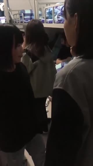最新黑料宁强一中女生宿舍下跪扒衣，拖鞋打脸，几十个女同学围观 封面