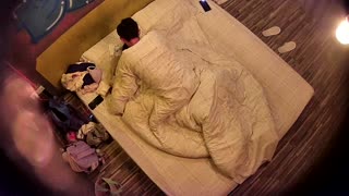 国庆假期眼镜学妹年纪轻轻就被男友三穴齐开 操完嘴巴玩菊花居然还拍照分享 封面