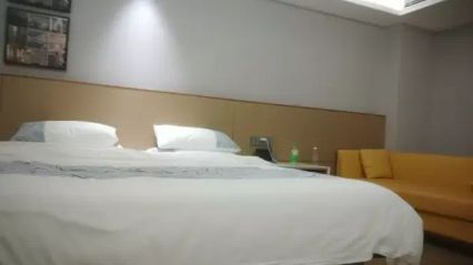 利哥探花齐逼牛仔短裤黑丝骚女，舔屌足交一脸享受，脱下黑丝干掰穴扣扣弄，操到高潮出水又好厉害 封面