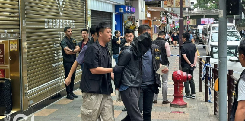 香港零元购劫匪在光天化日之下抢劫海防道珠宝店 智商这么愚蠢的人怎会称为劫匪?