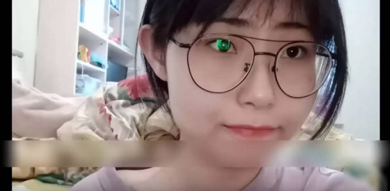 原创首发 乱伦骚表妹戴眼镜果然超骚 跪地深喉口交后入猛干