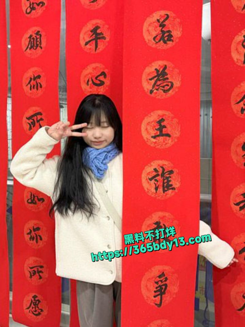 反差眼镜妹momocats平时学霸背后却是只骚母狗给金主老头操1