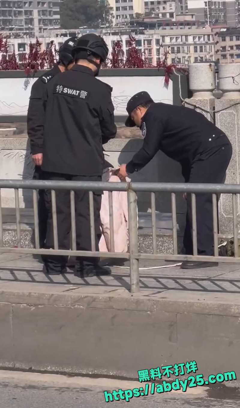 娄底资江一桥女子欲轻生 4