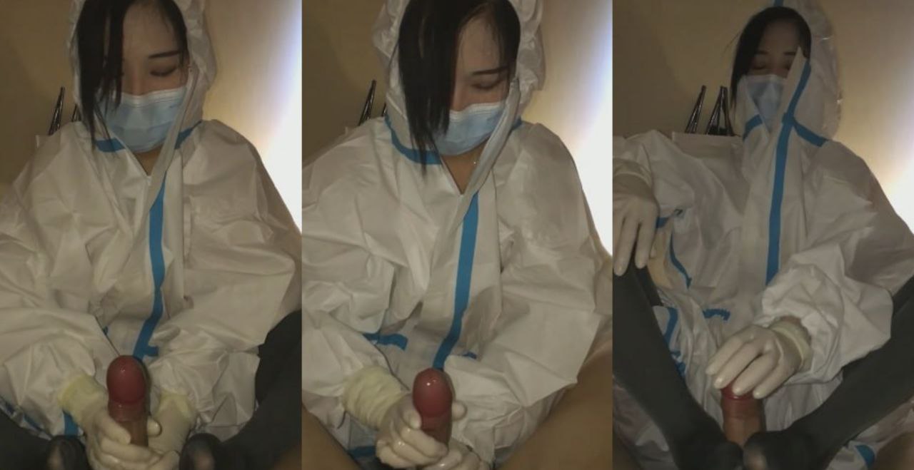 风骚女护士为了病人身心健康亲自上门为病人提供榨精服务!小手配黑丝直接拉满!