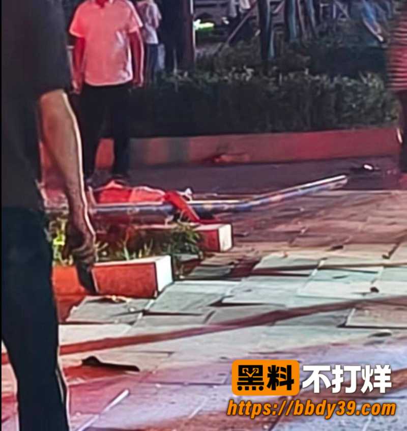 临沂临沭时代广场凌晨出大车祸 特斯拉疑似醉驾撞电动车 现场画面极其惨烈