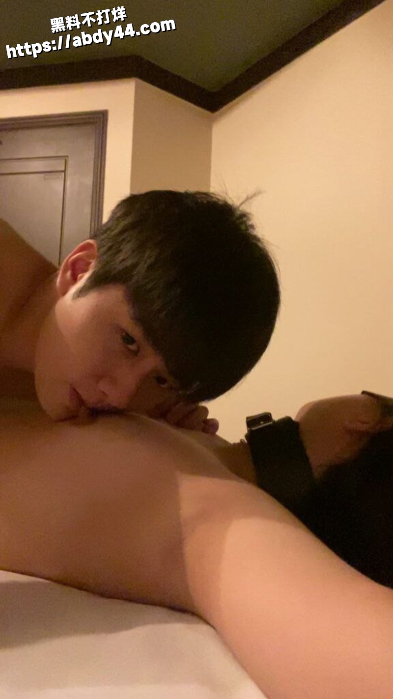 韩国素人小情侣车内蜡笔小新7