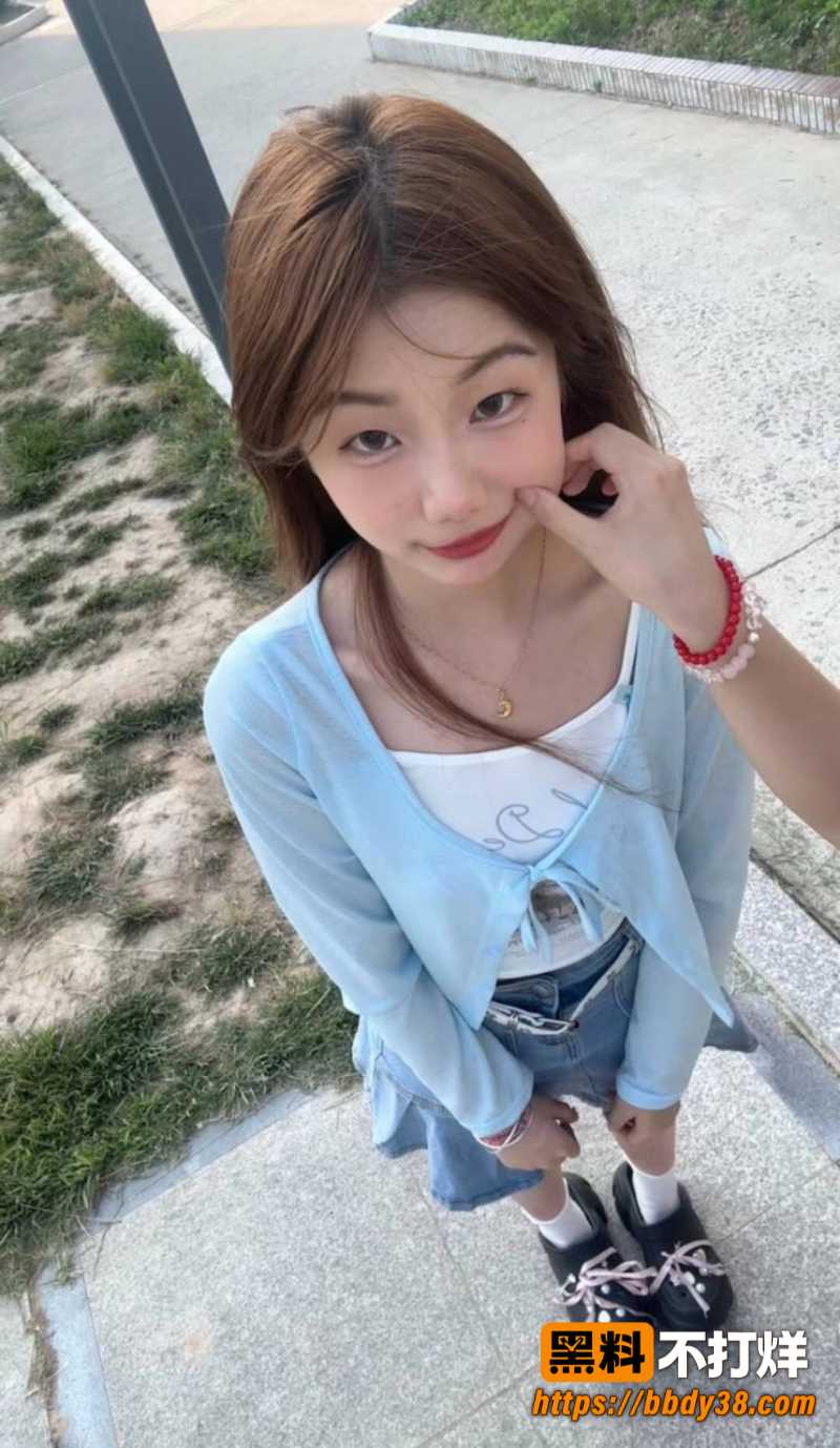 精神小妹穿JK在男厕所露出 给金主玩深喉的样子真陶醉 穿JK需要加钱哦