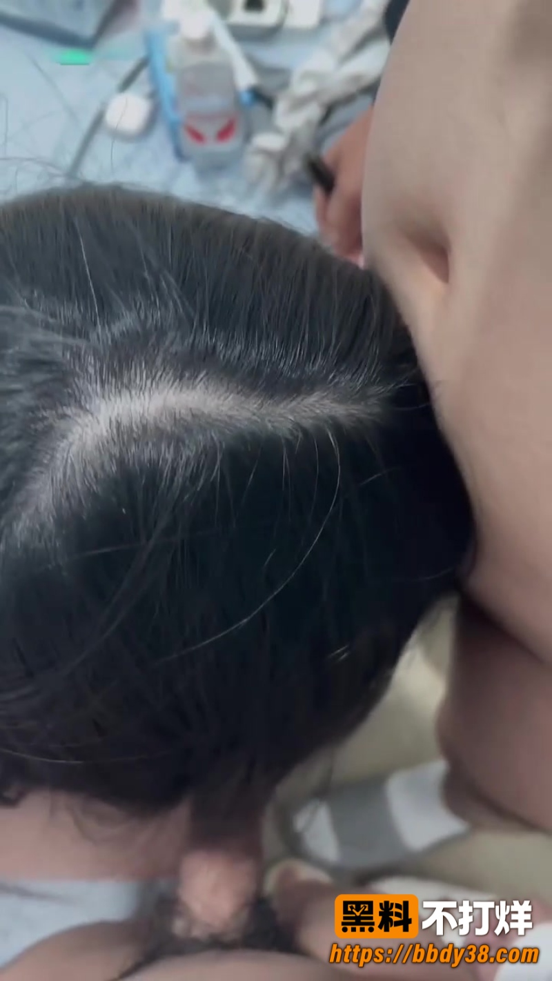 乖乖妻穿着白袜让单男肏