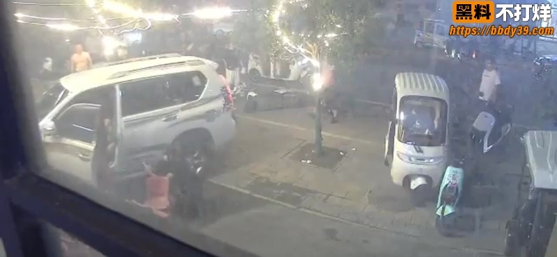 河南漯河夜市车辆冲撞 7